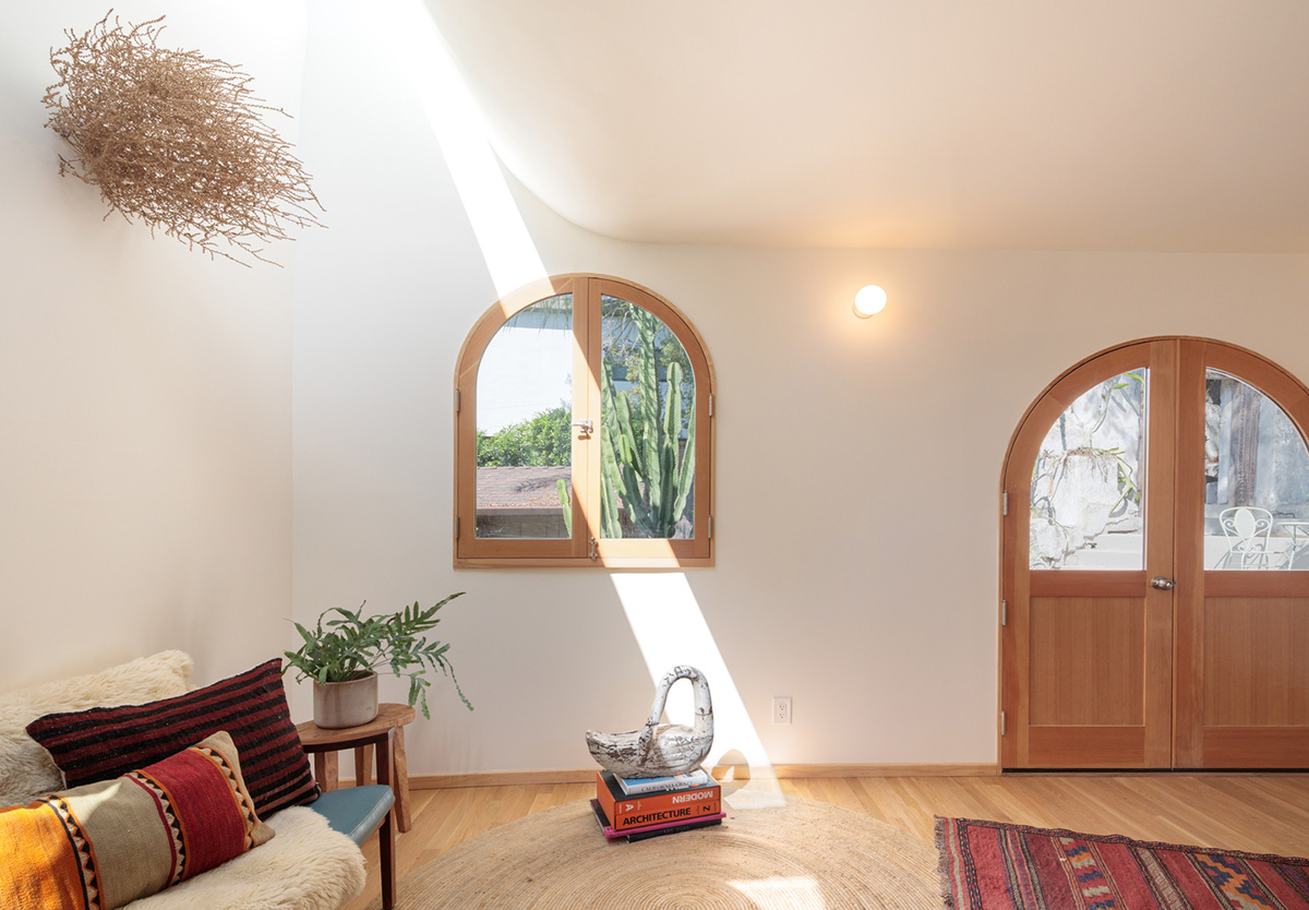 Filmmaker's writing studio is crowned with curved-profiled wall at the backyard of a house in LA