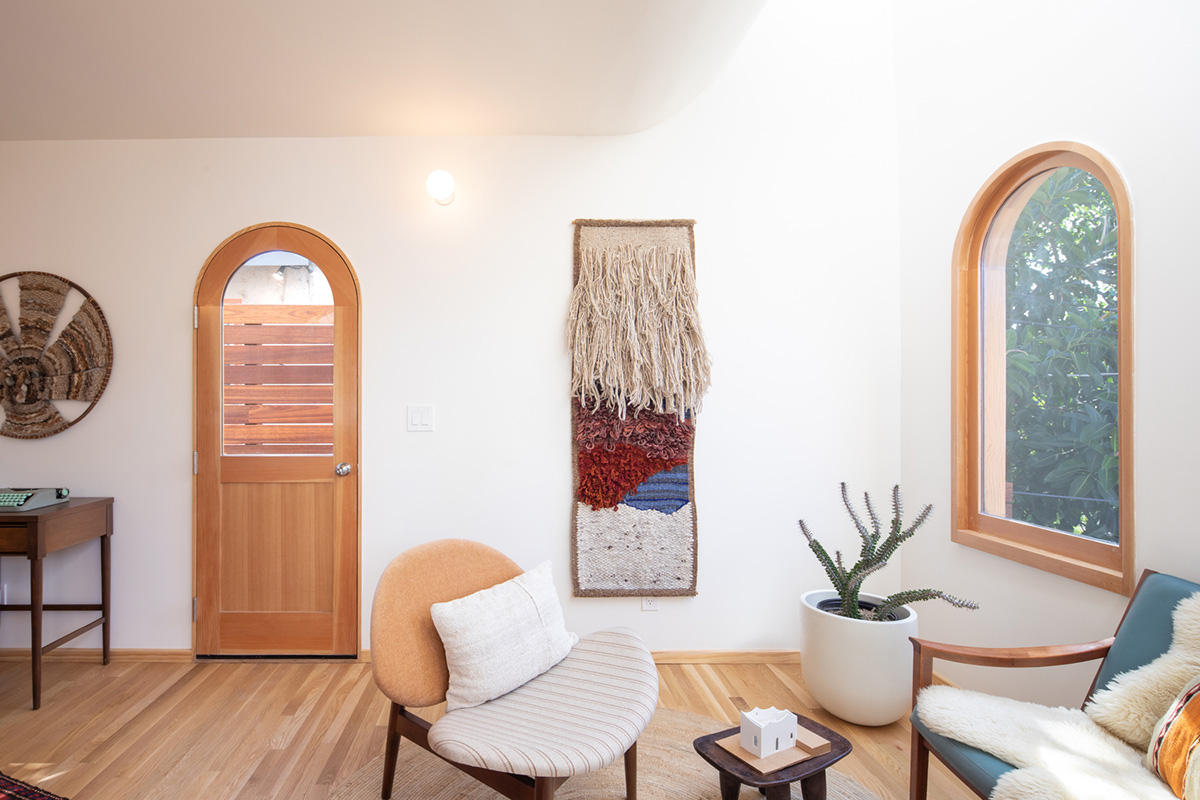 Filmmaker's writing studio is crowned with curved-profiled wall at the backyard of a house in LA