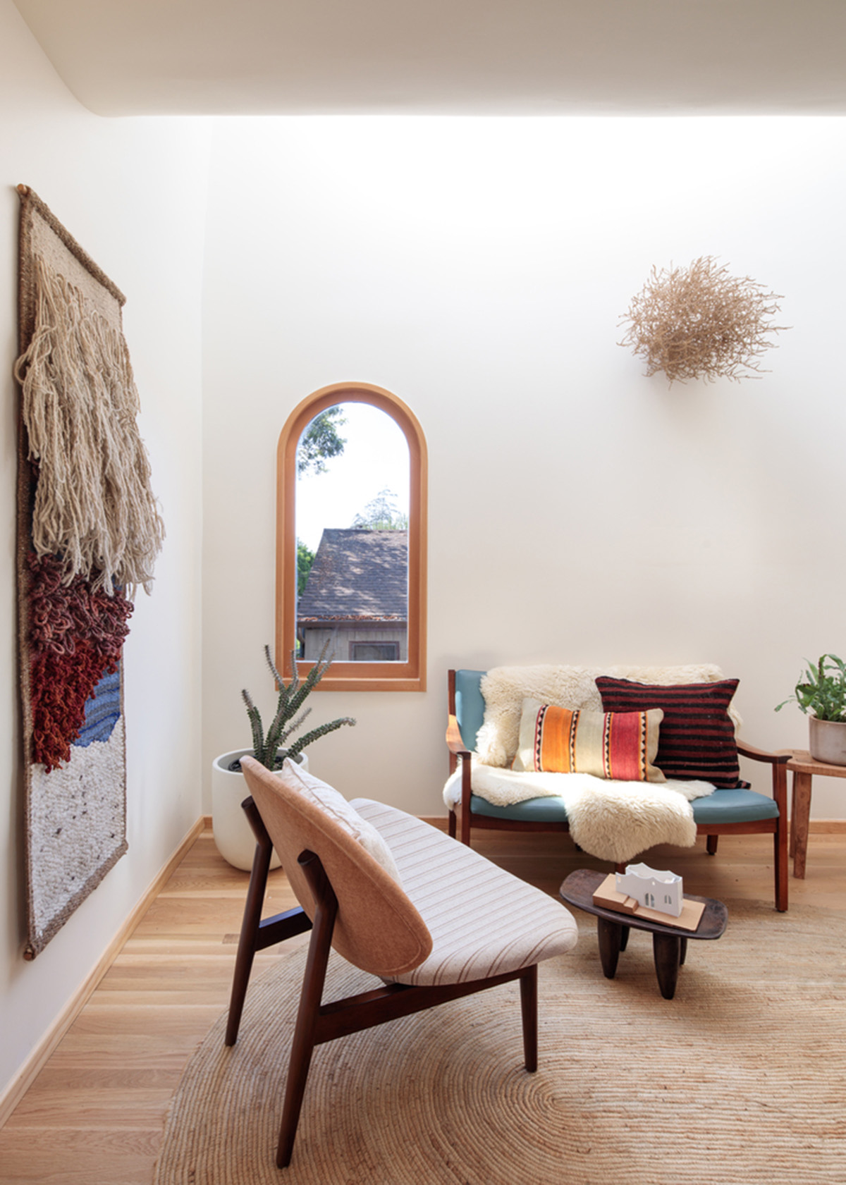 Filmmaker's writing studio is crowned with curved-profiled wall at the backyard of a house in LA