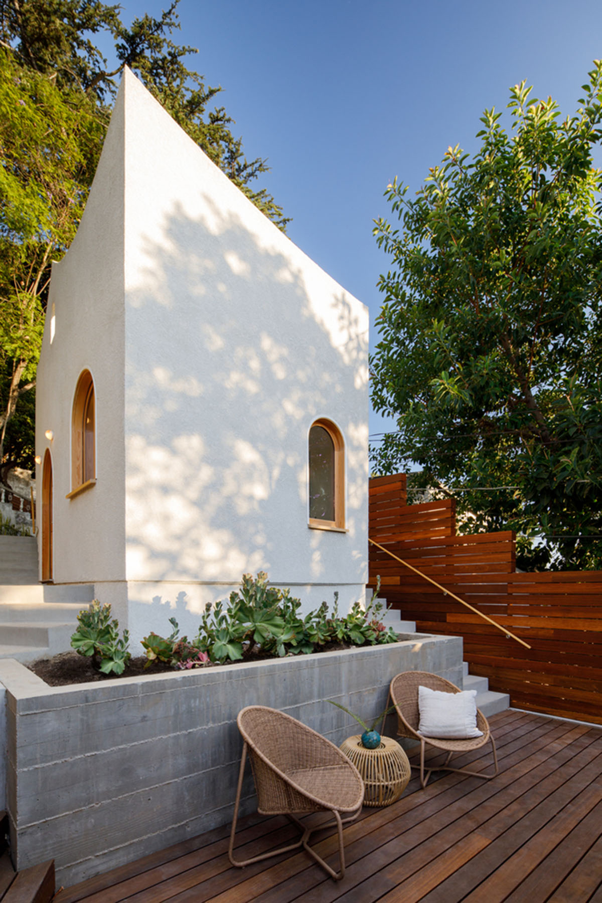 Filmmaker's writing studio is crowned with curved-profiled wall at the backyard of a house in LA