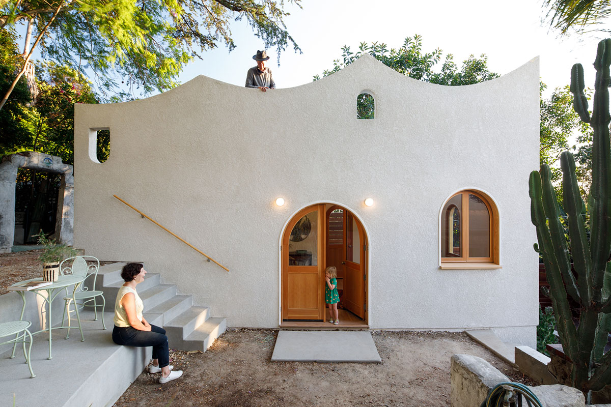 Filmmaker's writing studio is crowned with curved-profiled wall at the backyard of a house in LA