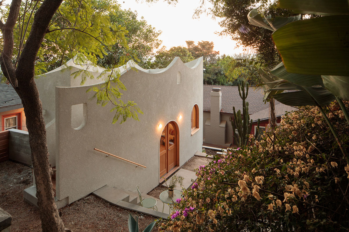 Filmmaker's writing studio is crowned with curved-profiled wall at the backyard of a house in LA