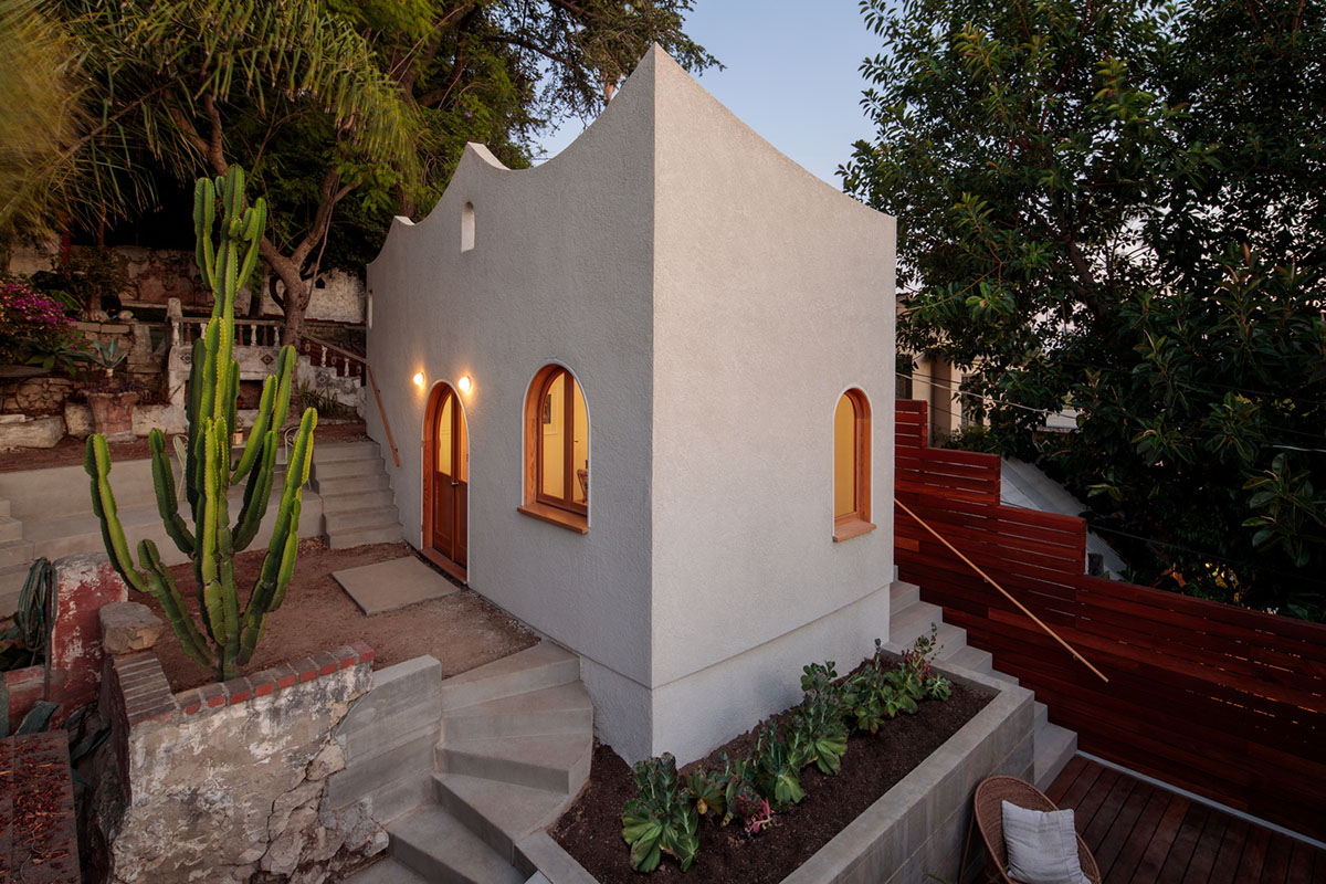 Filmmaker's writing studio is crowned with curved-profiled wall at the backyard of a house in LA