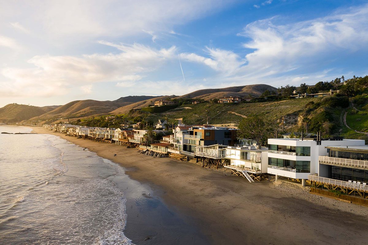 SPF:a renovates 1970s Jerrold Lomax residential design maximizing view towards the ocean in Malibu