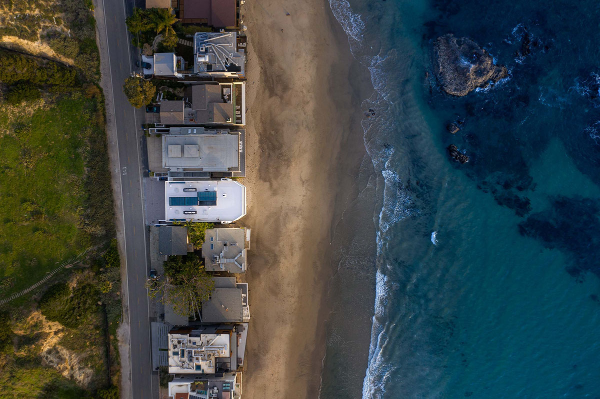 SPF:a renovates 1970s Jerrold Lomax residential design maximizing view towards the ocean in Malibu