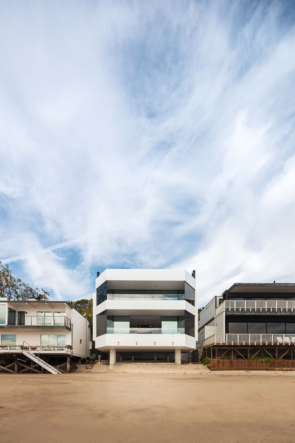 SPF:a renovates 1970s Jerrold Lomax residential design maximizing view towards the ocean in Malibu