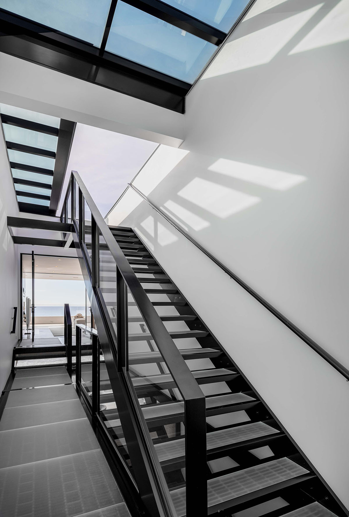 SPF:a renovates 1970s Jerrold Lomax residential design maximizing view towards the ocean in Malibu