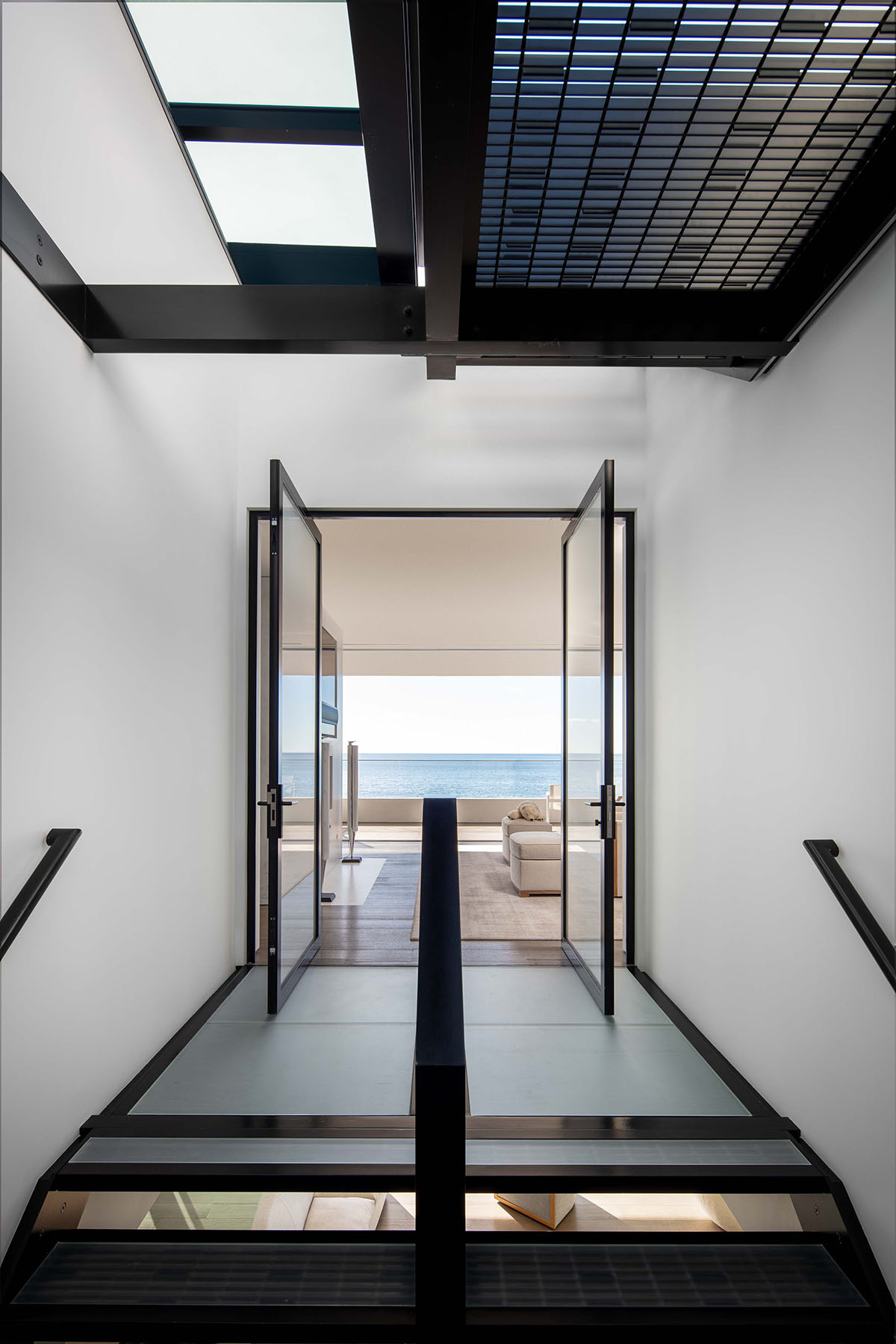 SPF:a renovates 1970s Jerrold Lomax residential design maximizing view towards the ocean in Malibu