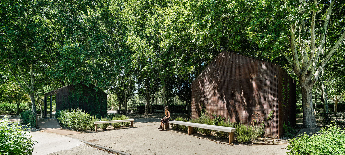 Beta.&Oslash; covers tennis and school buildings with varnished steel sheets and mesh to mimic the landscape