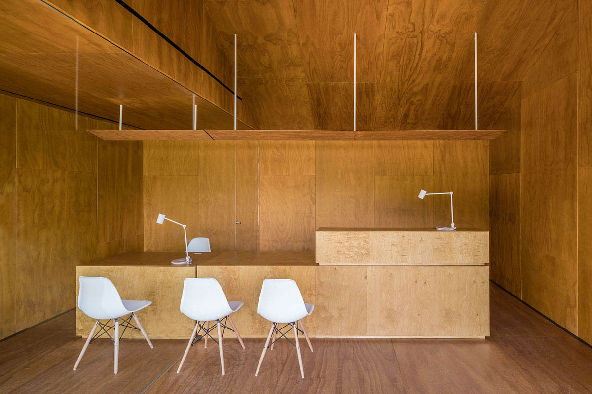 Beta.&Oslash; covers tennis and school buildings with varnished steel sheets and mesh to mimic the landscape