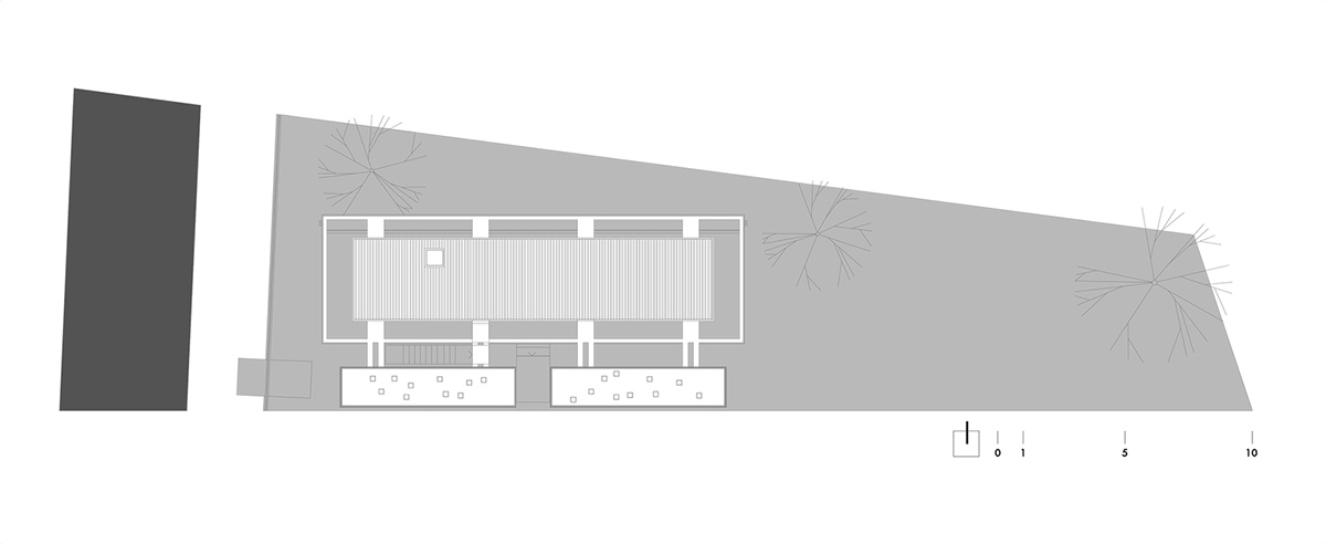 TDA uses mega cantilevered concrete block as a roof and social gallery for a house in Paraguay