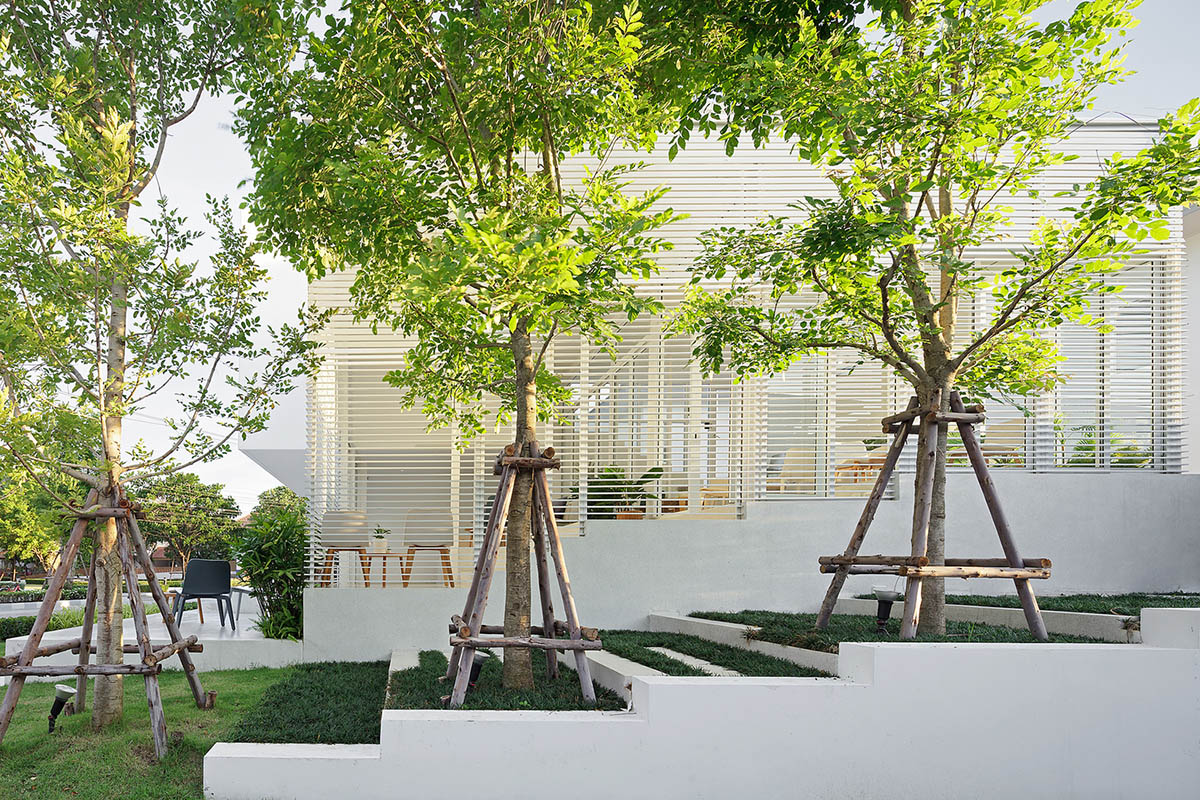 Design in Motion completes Sky Clubhouse with amphitheater-like entrance in Bangkok