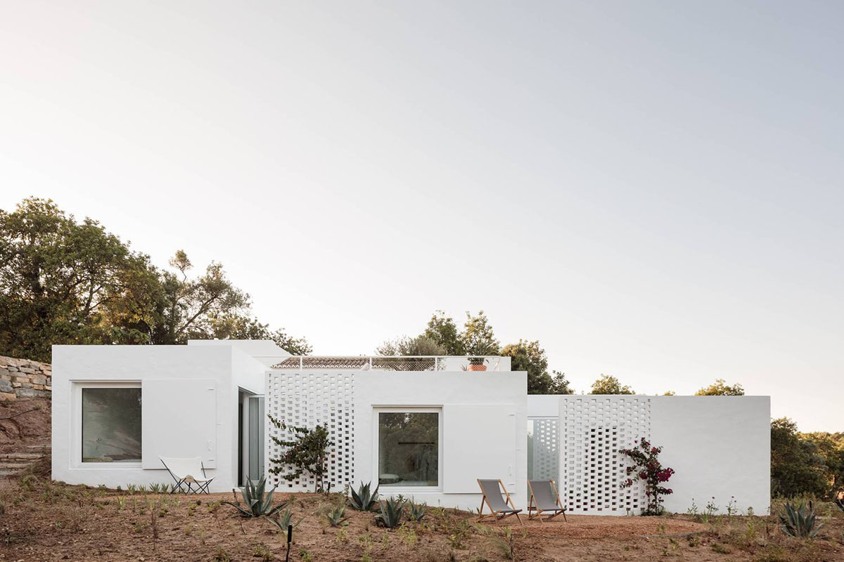 CASA UM by atelier RUA is composed of well-defined white volumes on irregular slope in Portugal