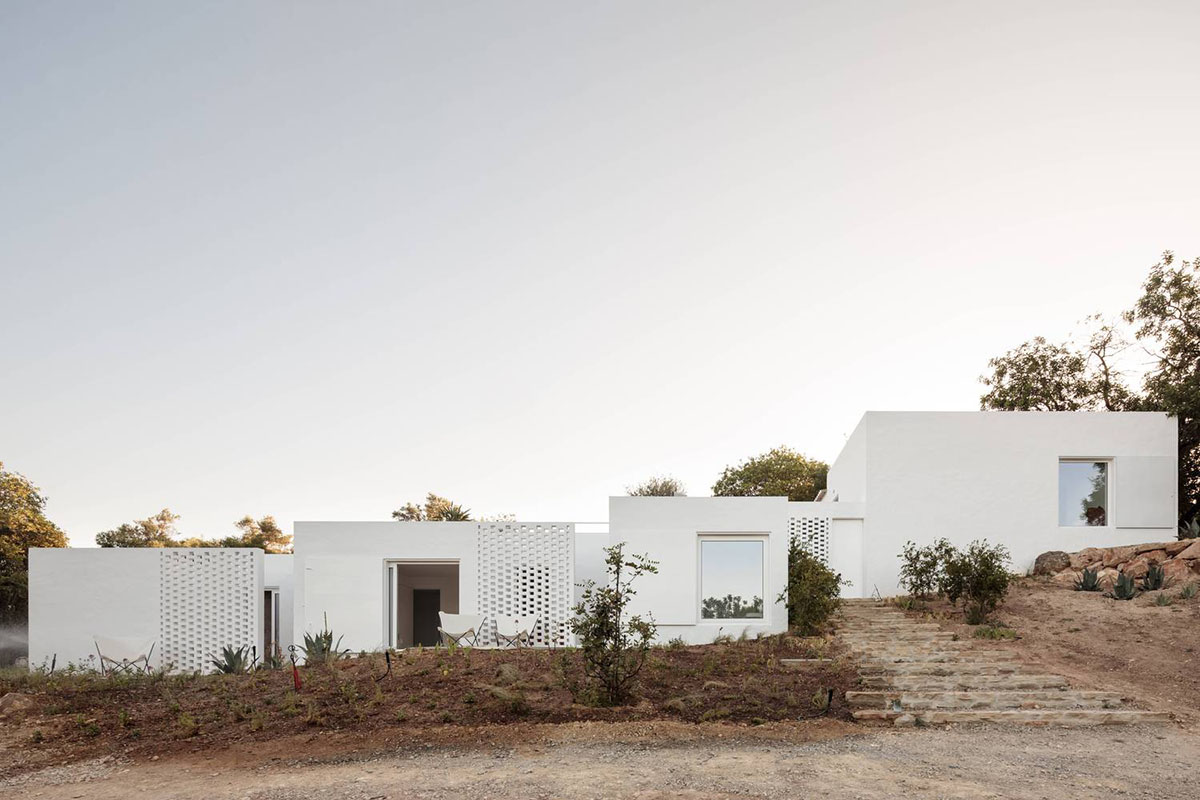 CASA UM by atelier RUA is composed of well-defined white volumes on irregular slope in Portugal