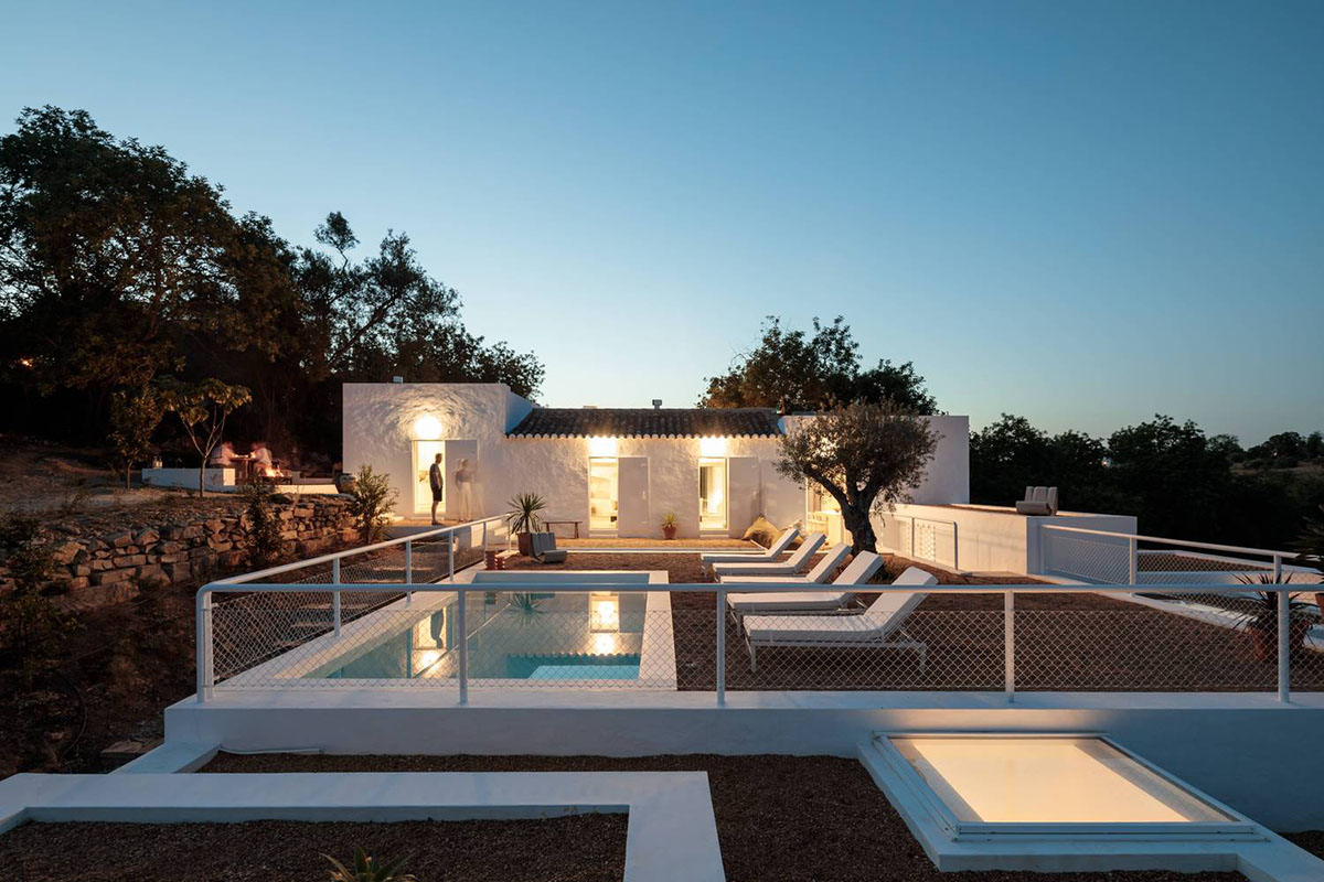 CASA UM by atelier RUA is composed of well-defined white volumes on irregular slope in Portugal