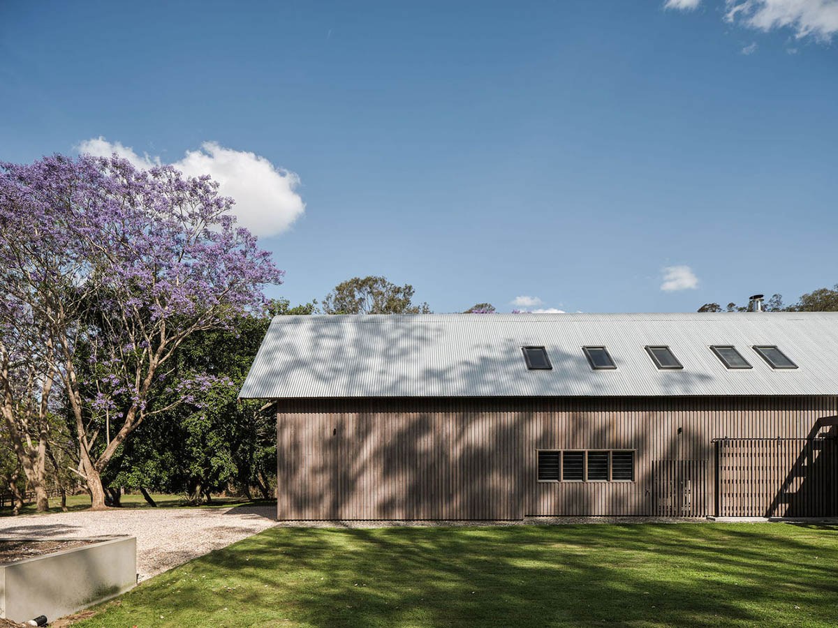 Paul Uhlmann Architects designs barn house featuring cathedral-like ceilings in Pullenvale