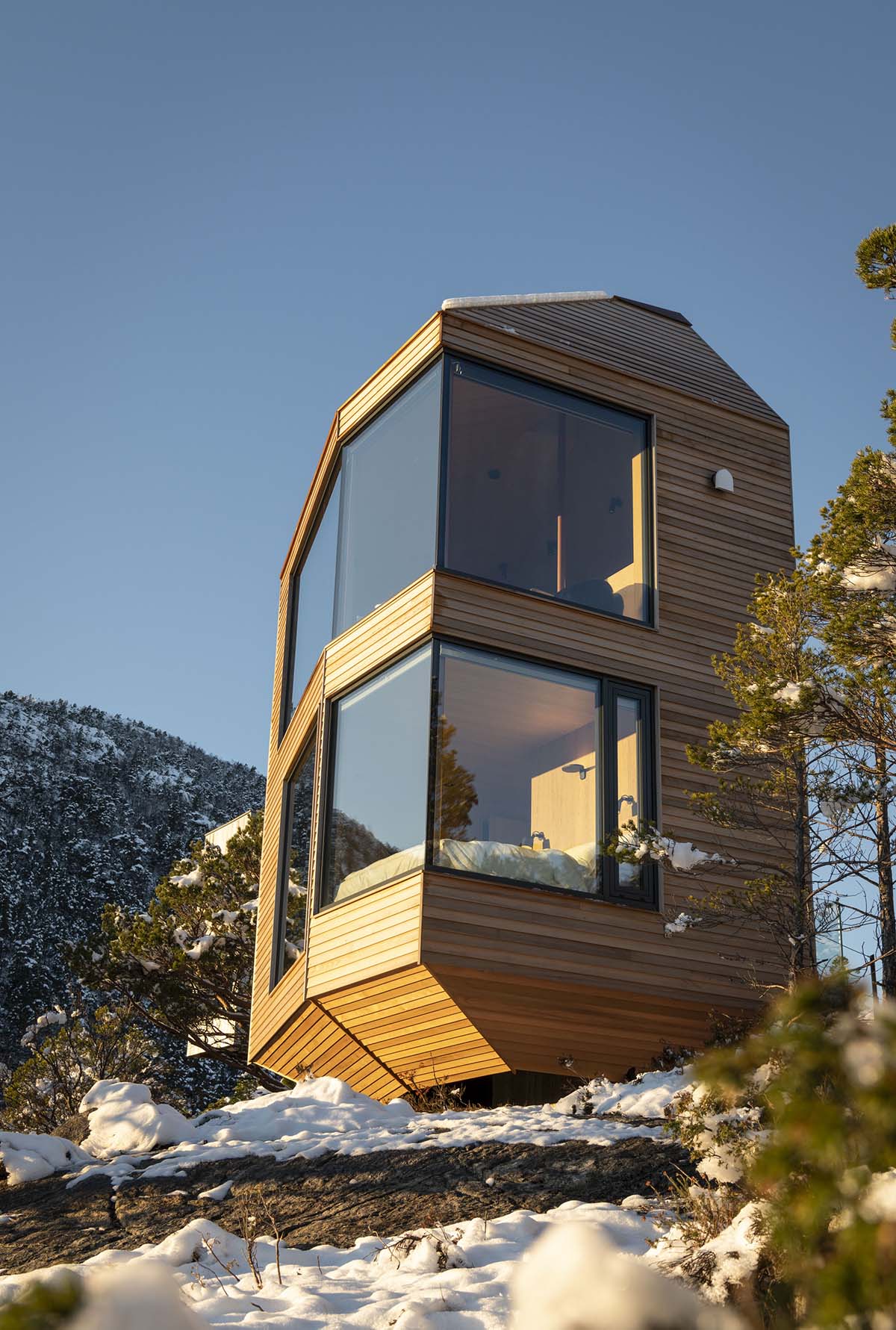 Snøhetta and Vipp built nest-like cabins giving 