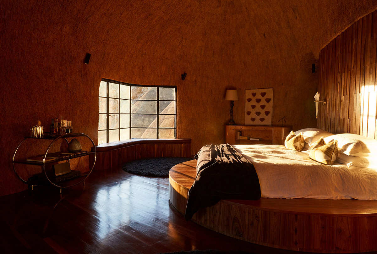 Porky Hefer's first secluded house was built from organic materials in the Namib Desert