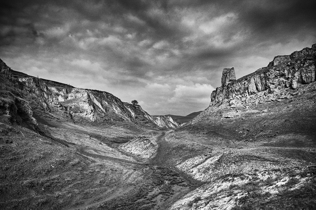 ZHU Jingxiang builds checkered playroom for kids to be built in remote regions