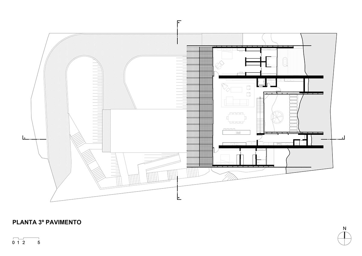 Ponte House by TETRO Architecture blends harmoniously with its surroundings on Brazilian hills