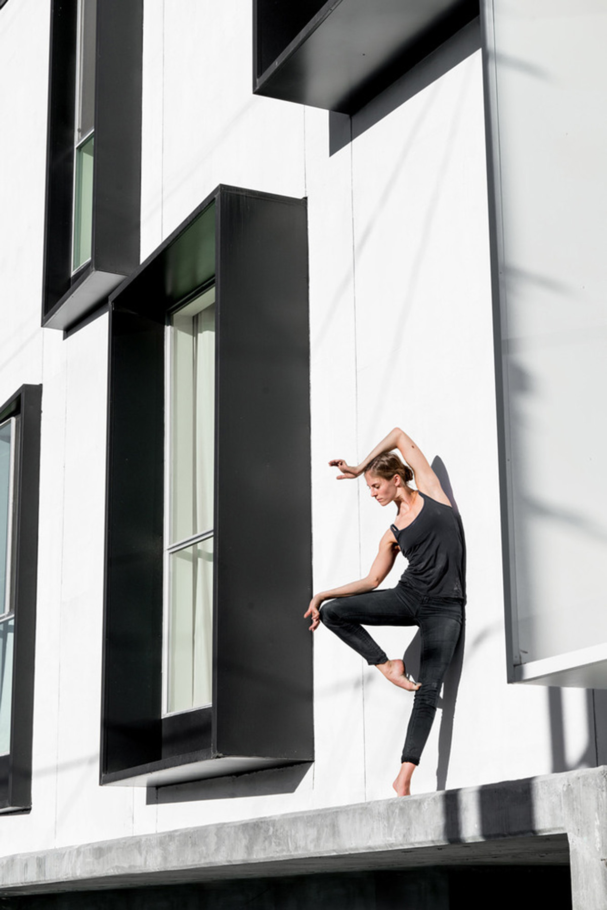LOHA slightly pushes four sides of this apartment inward to adapt to its tight plot in Los Angeles