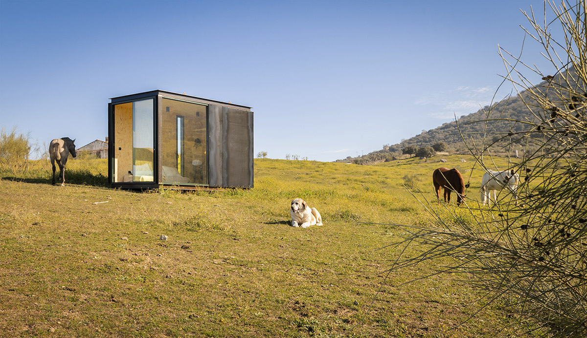 delaVegaCanolasso designs two mini cabins with natural and corten steel façades in Spain 