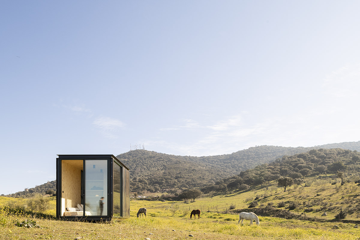 delaVegaCanolasso designs two mini cabins with natural and corten steel façades in Spain 