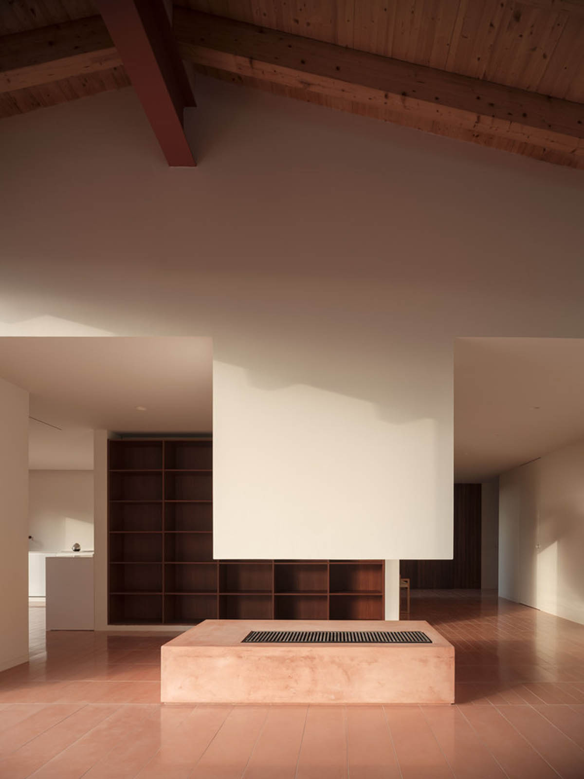 Large openings and reddish-colored façades mark this holiday home by Isla Architects in a rustic land