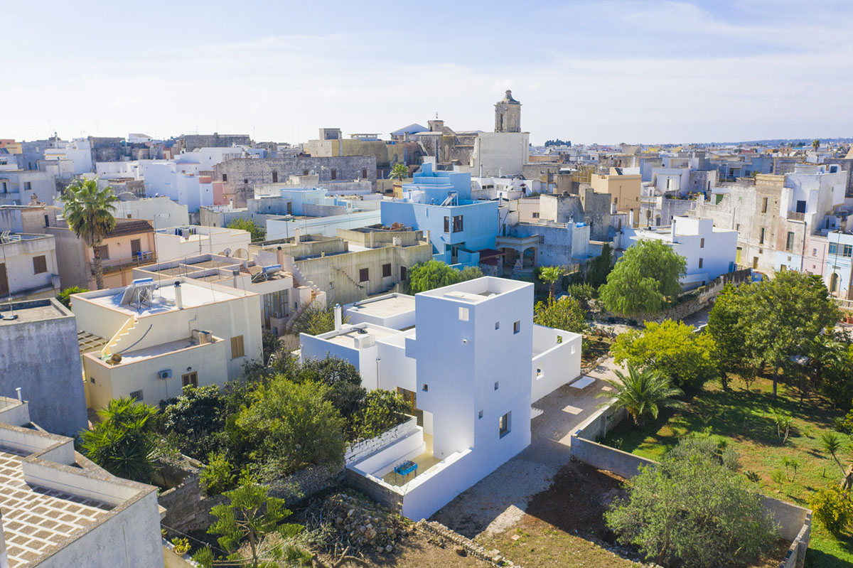Dos Architects creates small patios with an interplay of all-white volumes for house in Salento