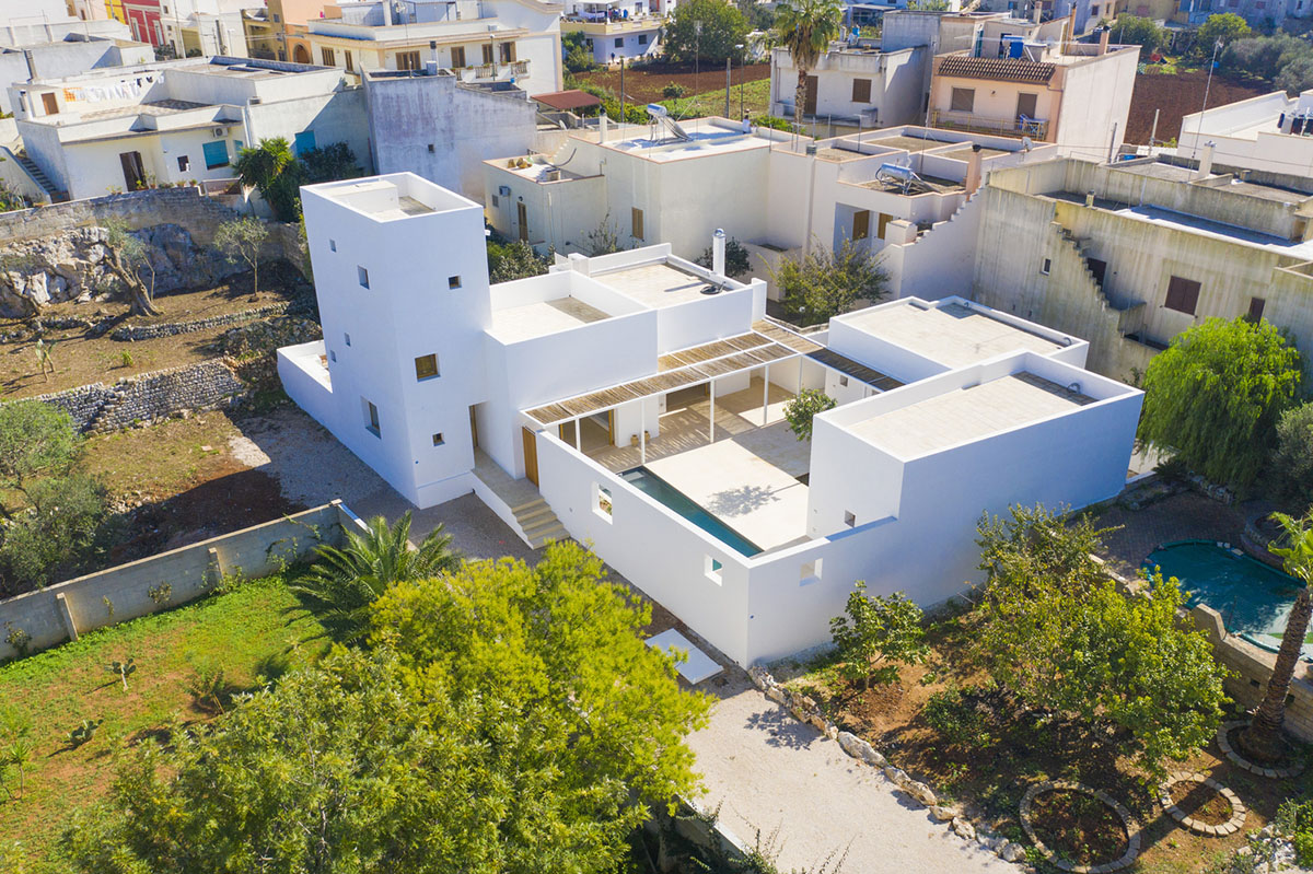 Dos Architects creates small patios with an interplay of all-white volumes for house in Salento