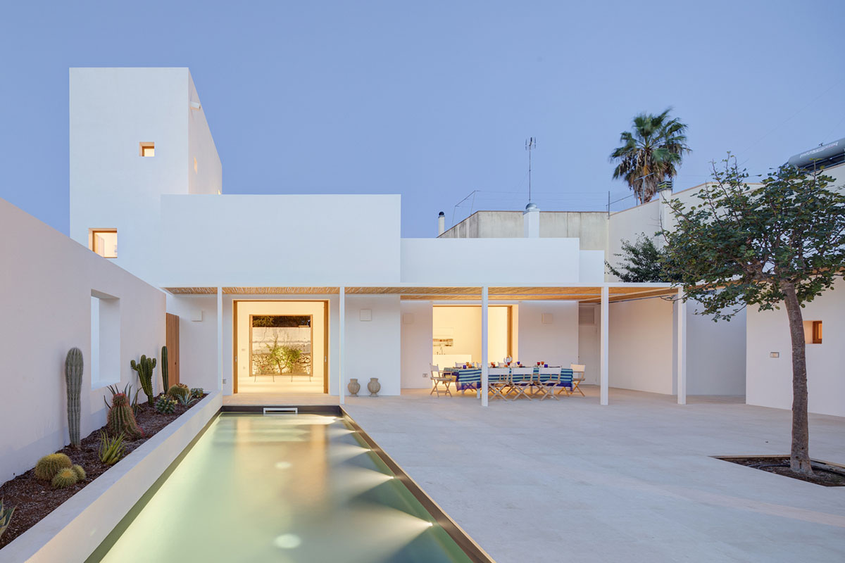 Dos Architects creates small patios with an interplay of all-white volumes for house in Salento
