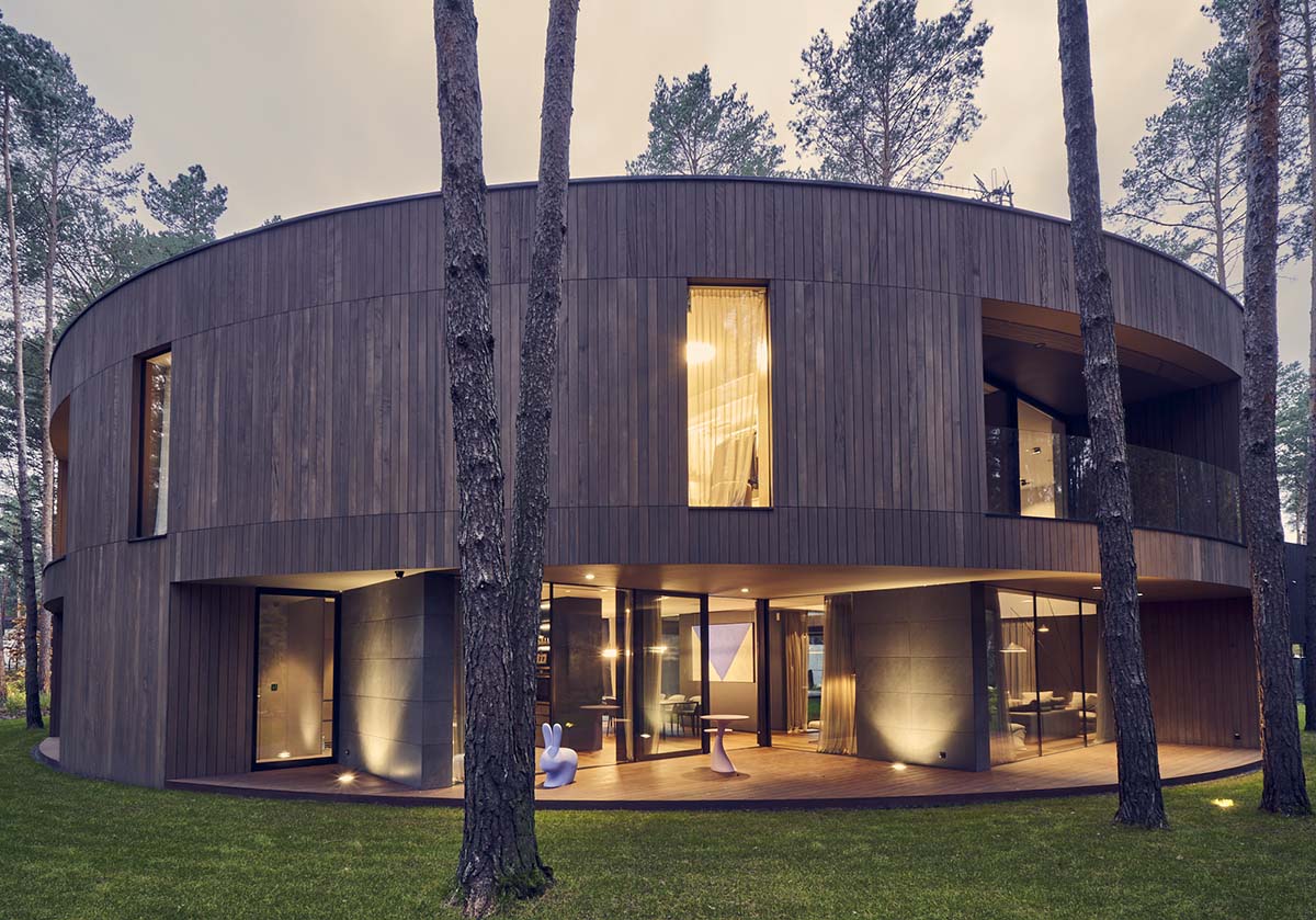 Przemek Olczyk Mobius Architekci completes circle wood house in a pine forest of Poland