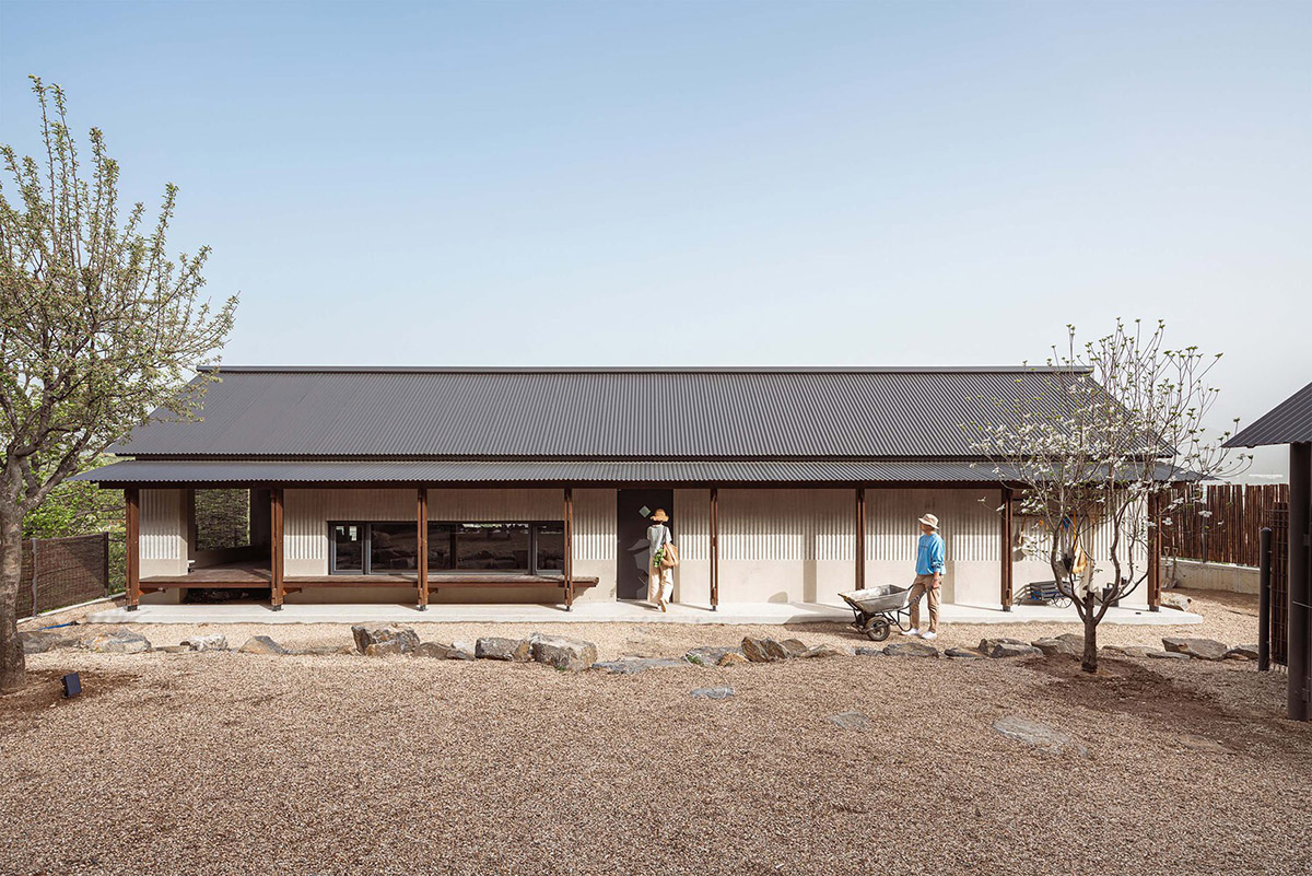 TRU Architects built weekend house framing views of Bukhansan mountains in South Korea