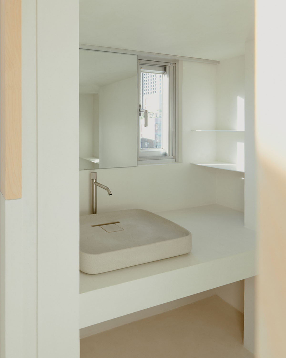 Дизайн 2BOOKS обновил маленькую квартиру в Тайбэе светлыми интерьерами 