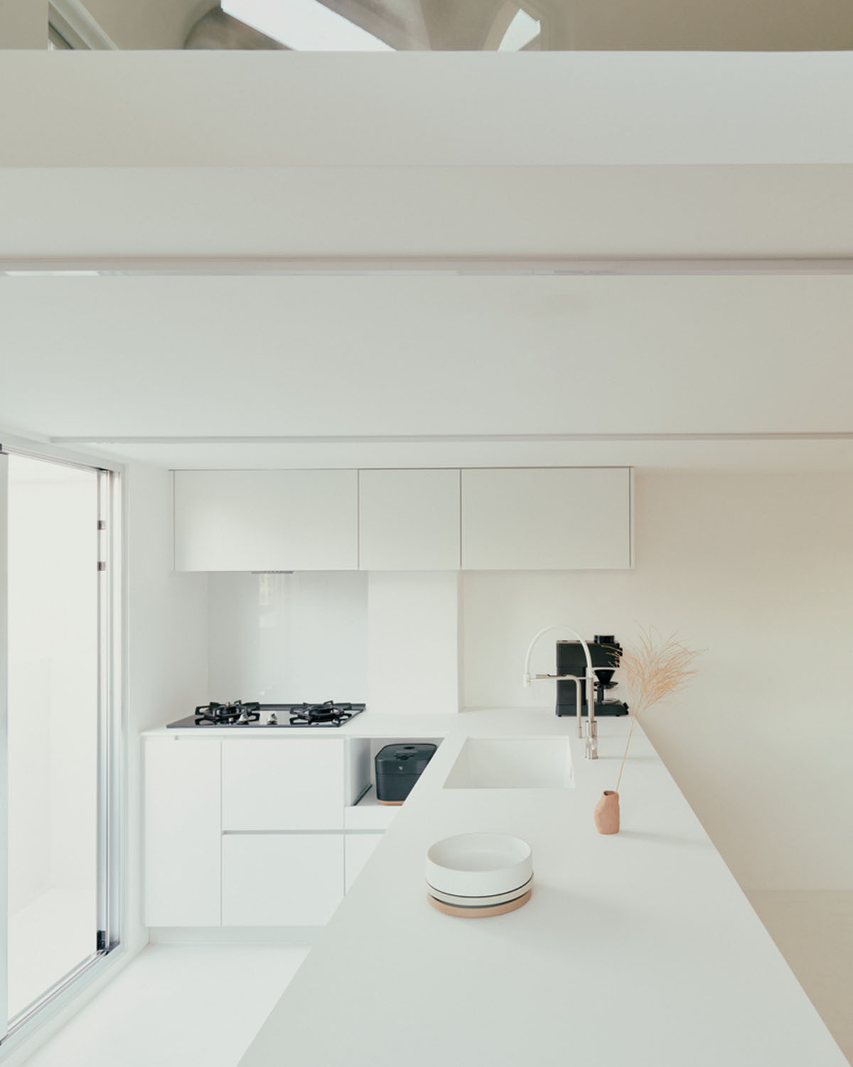 Дизайн 2BOOKS обновил маленькую квартиру в Тайбэе светлыми интерьерами 