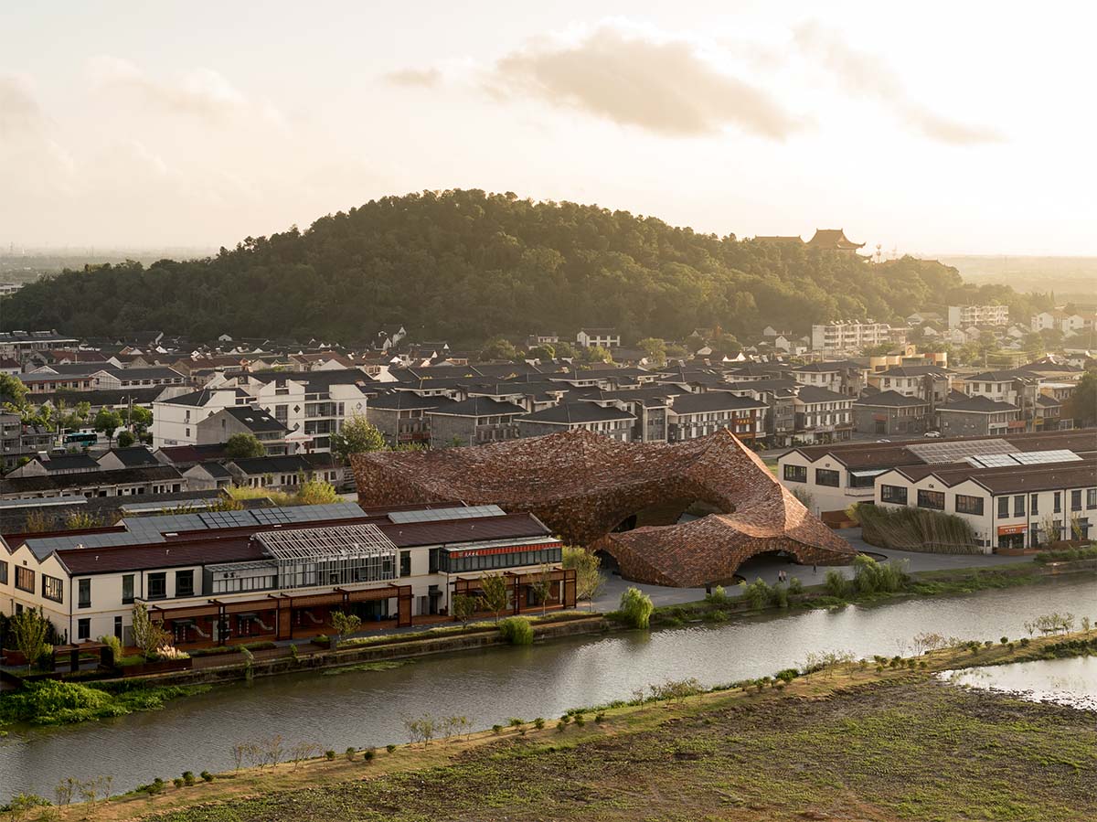 Kengo Kuma & Associates completes clay museum resembling