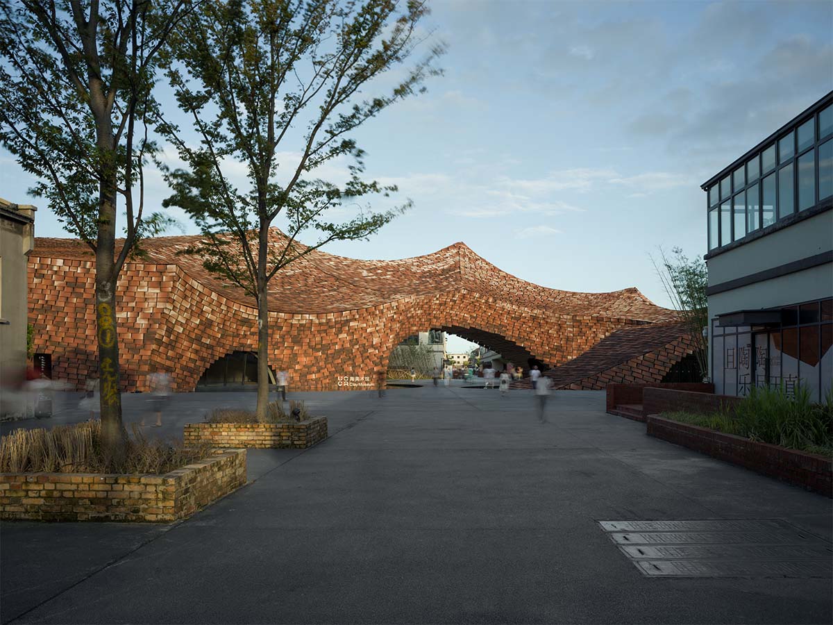 Kengo Kuma & Associates completes clay museum resembling