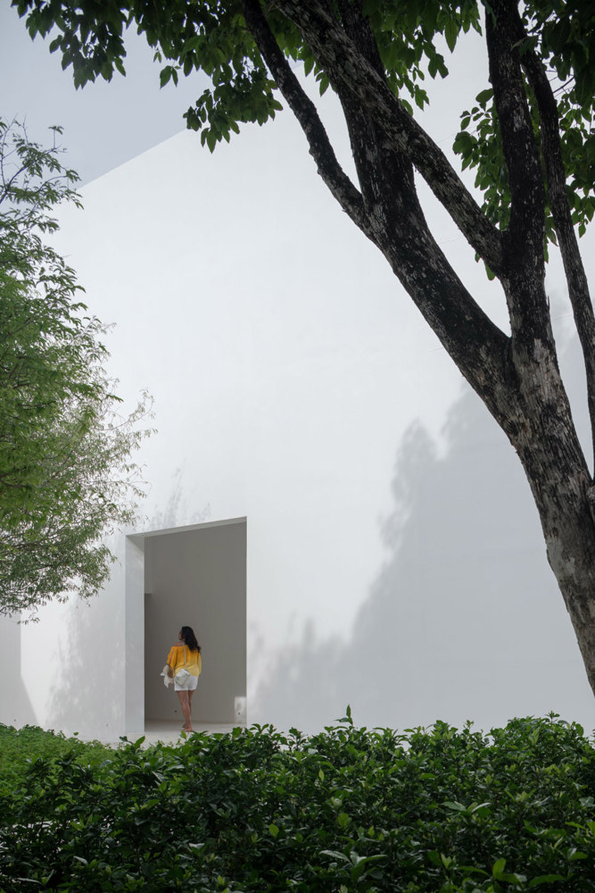 onion combines white concave and convex walls with colorful surfaces for beach resort in Thailand