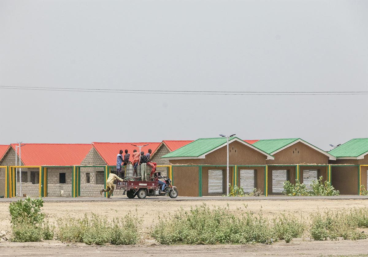 ПРООН и Тосин Ошиново представляют проект новой деревни для нигерийских перемещенных лиц 