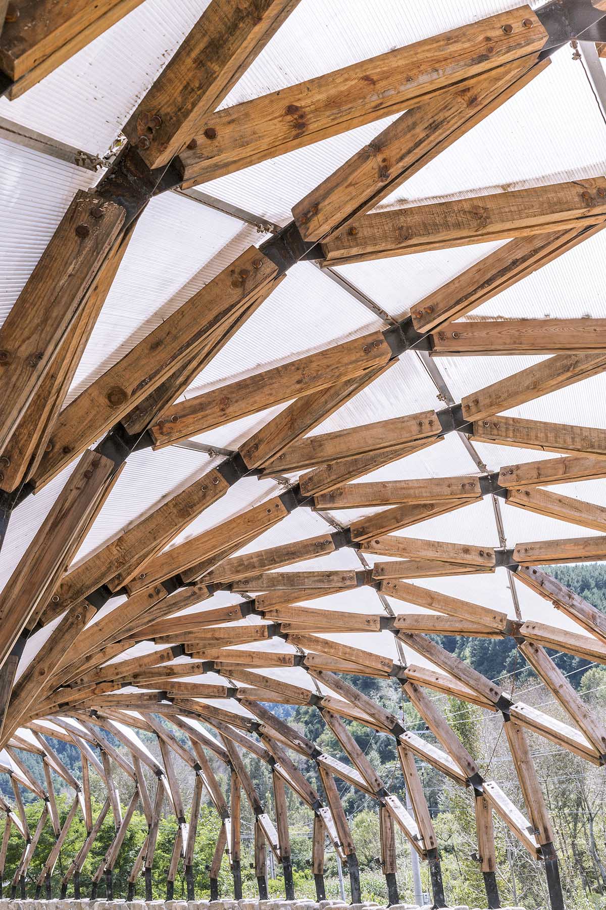 LUO studio Reused Wood Waste from Old Village Houses to Create a Pergola Structure in Hebei, China