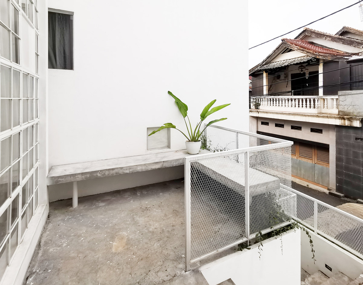 Semiotic Arsitek designs white UR House with saddle roofs in Jakarta