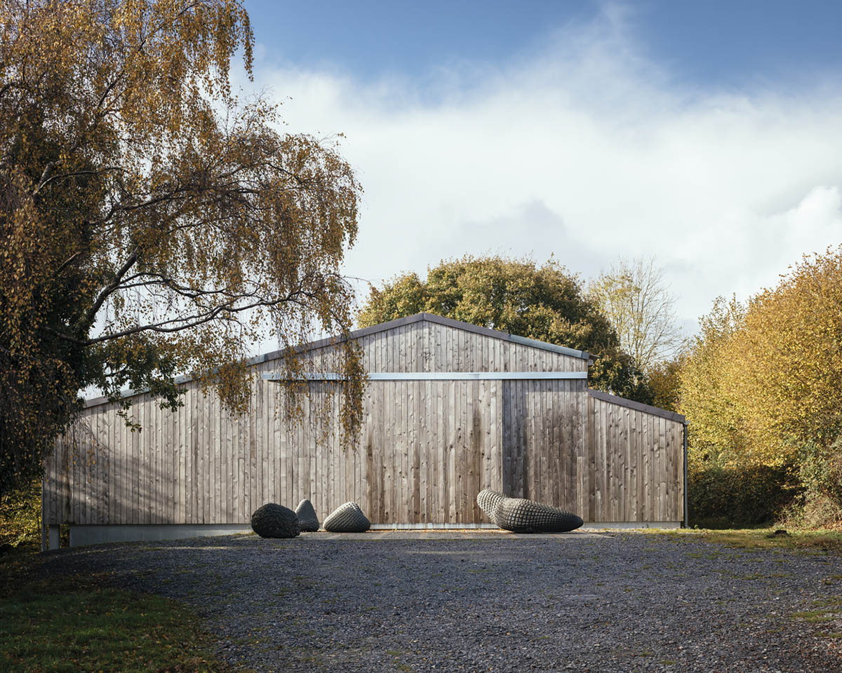 Thomas Randall-Page converts agricultural barn into an art studio in rural Devon