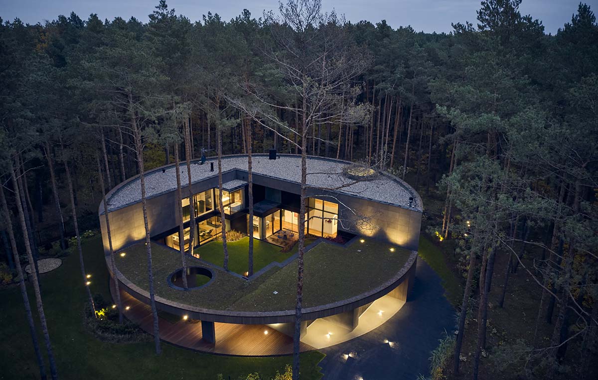 Przemek Olczyk Mobius Architekci completes circle wood house in a pine forest of Poland