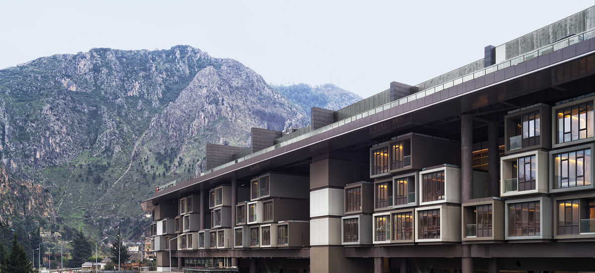 Emre Arolat Architecture preserves archaeological remnants with this modular hotel in Antakya