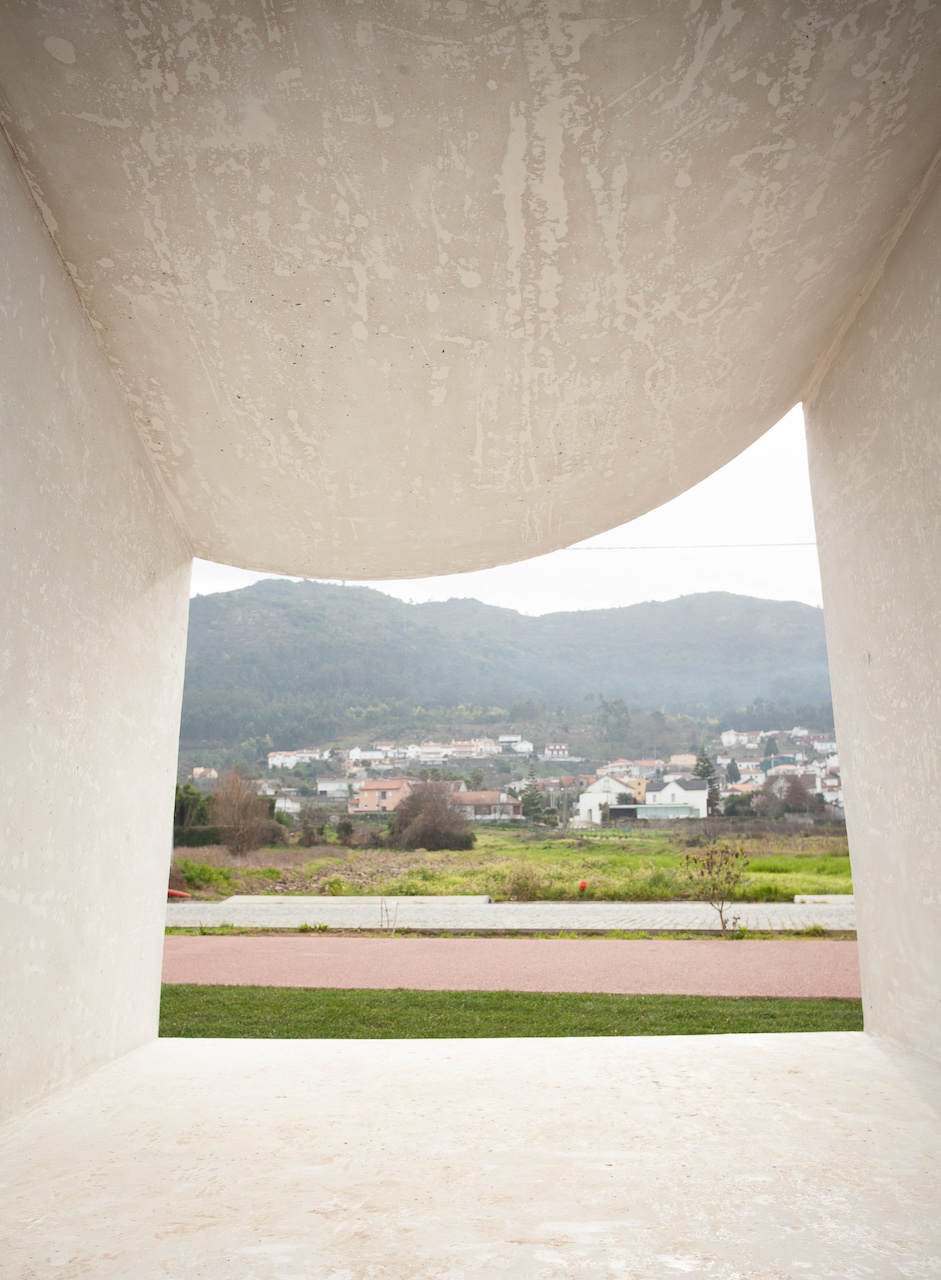 ABRIGO: A Sheltering Space Fosters A Dialogue With Its Surroundings