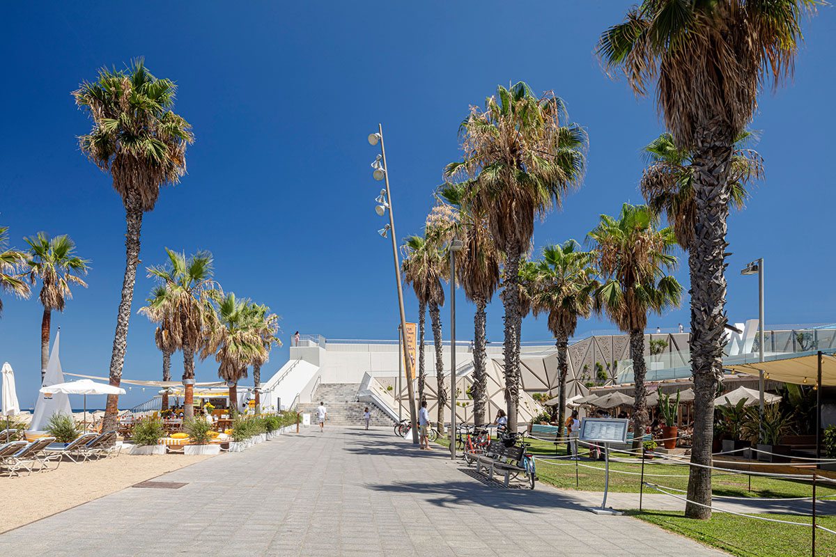 External Reference creates walkable façade for viewing platform evoking salt crystals in Barcelona