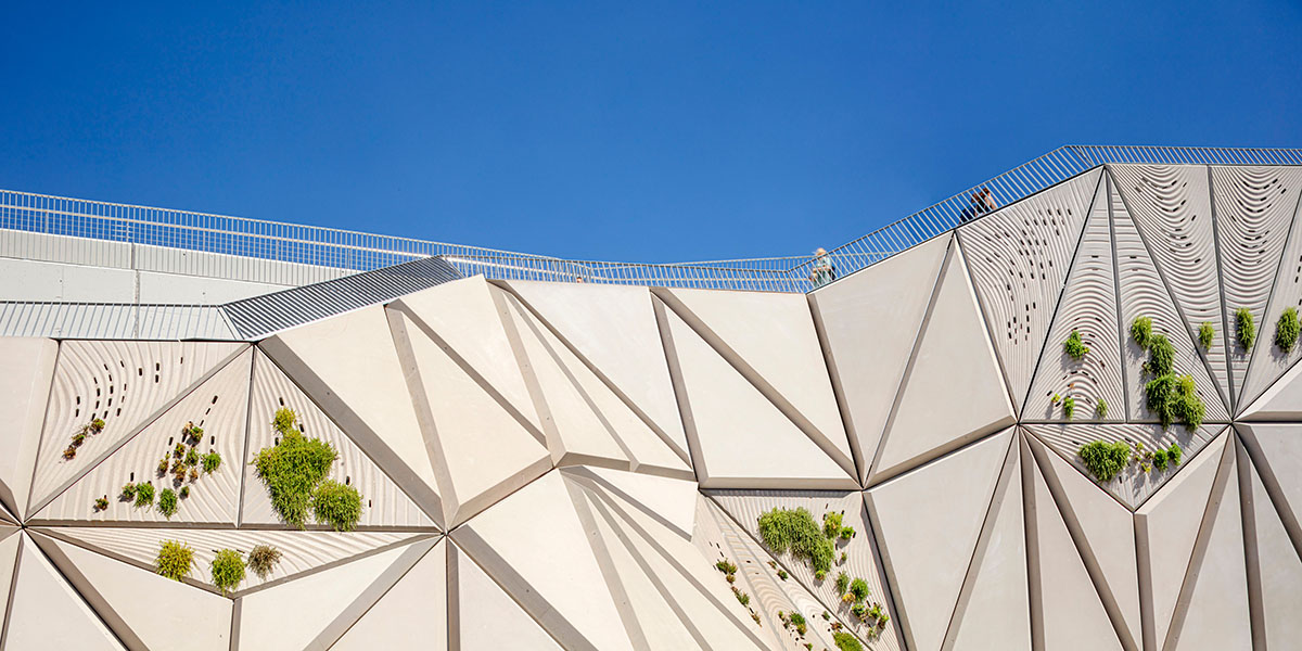 External Reference creates walkable façade for viewing platform evoking salt crystals in Barcelona