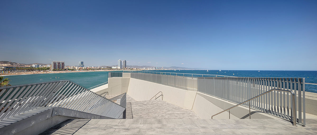 External Reference creates walkable façade for viewing platform evoking salt crystals in Barcelona