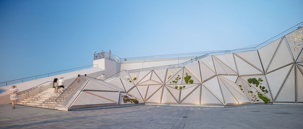 External Reference creates walkable façade for viewing platform evoking salt crystals in Barcelona