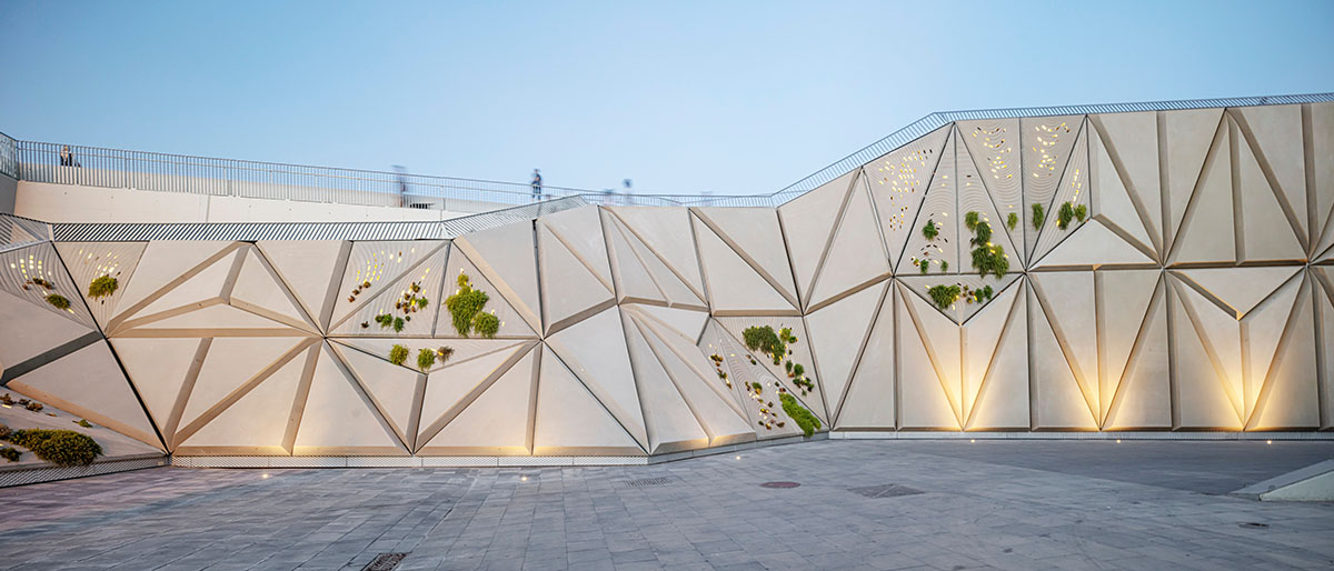 External Reference creates walkable façade for viewing platform evoking salt crystals in Barcelona